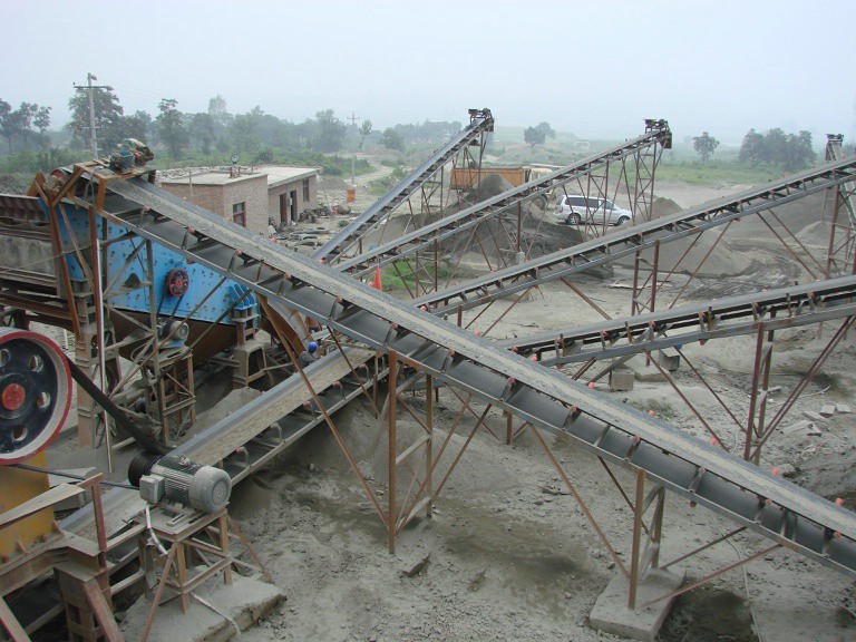 圓振動篩用于砂石廠篩分分ji處理 砂石廠用振動篩現場.jpg